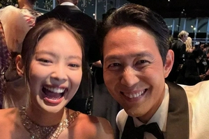 李政宰晒与Jennie自拍视频 俊男美女同框好养眼