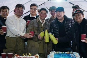 《长津湖之水门桥》首曝幕后照 吴京易烊千玺亮相