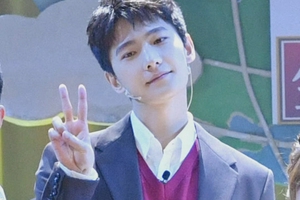 杨洋拍合照时歪头比耶好可爱