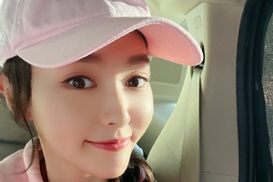 唐嫣晒38岁生日自拍对镜甜笑状态佳