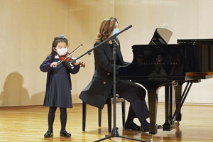 霍启刚女儿首次登台表演拉小提琴