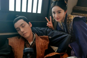 杨幂晒陈伟霆片场睡颜照夸师父无敌帅气