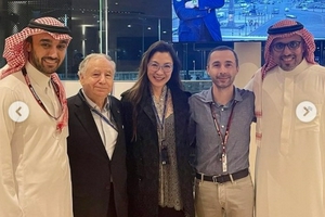 李栋旭小丑造型绿发出镜状态十分优越