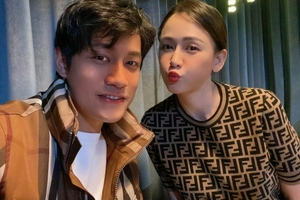 陈乔恩携男友过二人世界嘟嘴献吻