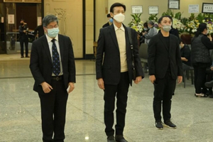 陈笑风送别会举行74岁徒弟郑少秋鞠躬