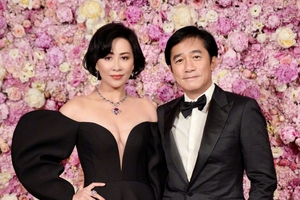 刘嘉玲晒生日聚会照与老公好友庆生