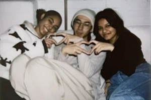 伊能静儿子和两个女生比爱心 三人相互依偎似闺蜜