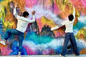 陈乔恩Alan穿情侣装拍甜蜜合照 趴壁画墙上超搞怪