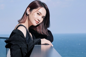 杨丞琳拍写真笑容明媚 穿黑裙温柔低眉肤白胜雪