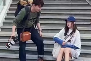 《二十不惑2》路透 关晓彤穿宽松T恤与牛骏峰对戏