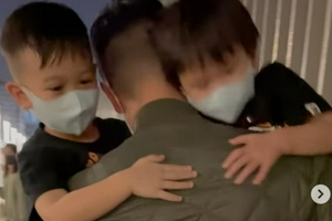 胡杏儿老公晒带娃日常 将俩儿子扛肩头温馨幸福