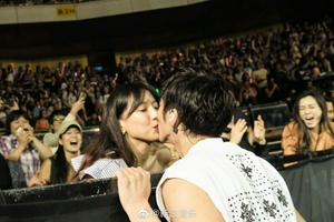 王力宏宣布与李靓蕾离婚 昔日恩爱画面引唏嘘