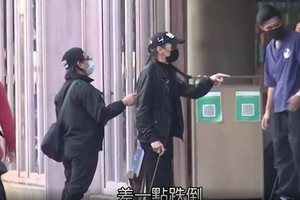 85岁谢贤近况曝光 走路靠拐杖支撑助手全程陪同