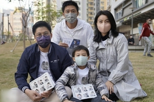霍启刚带郭晶晶和儿子街头拉选票