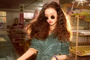 倪妮复古摩登大片释出 羊毛卷搭红唇时尚优雅