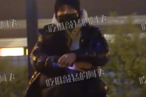 王大陆蔡卓宜外出就餐甜蜜牵手 当街搂抱秀恩爱