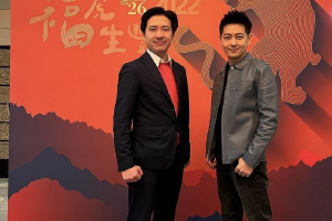 林志颖携弟弟参加年会 合唱《十七岁那年的雨季》