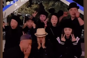 陈乔恩和男友艾伦为好友庆生 一起做鬼脸温馨搞笑