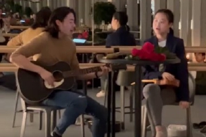 刘銮雄19岁女儿办私人音乐会 自弹自唱表现从容