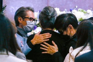 包小柏亲自布置灵堂送别爱女 包家三兄弟抱头痛哭