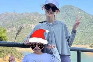章泽天与女儿一起爬山 母女俩山顶合照开心比耶
