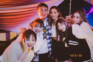 王思聪三亚办34岁生日派对 与美女合照全程微笑