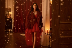 杨幂最新大片释出秀身材 身着红裙大长腿抢镜