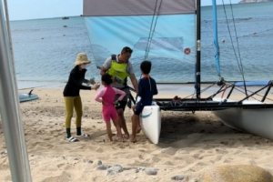 网友三亚偶遇孙俪一家出游 等等身高优势明显