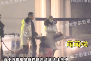 Angelababy带娃工作两不误 小海绵蹦蹦跳跳可爱