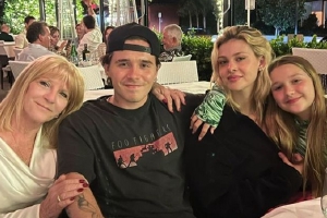 贝克汉姆全家出游小七搂大哥二哥女友合影