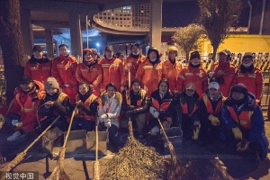 马思纯王大陆等腊八节助力环卫工作