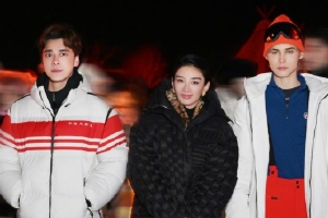 黄奕晒与李易峰利路修合影