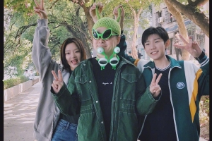 王源分享《灿烂》剧组合照穿校服青春洋溢