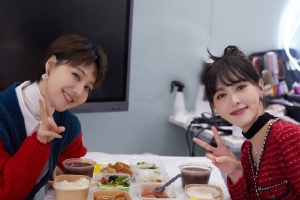 王冠晒与闺蜜唐嫣腊八节合影