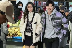 任嘉伦baby逛菜市场路透cp感满满