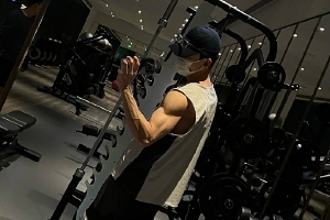 白敬亭晒健身房举铁照手臂肌肉线条明显