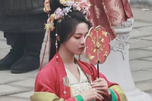 杨超越新剧大婚路透 手执团扇身着红色婚服