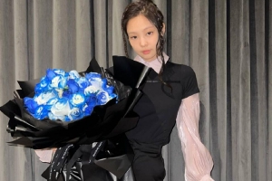 JENNIE庆祝生日获赠蓝玫瑰 挖洞裤子造型吸睛