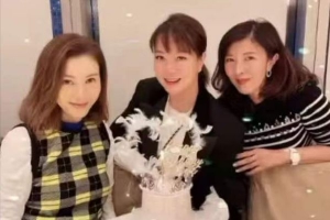 李嘉欣出院后参加朋友聚会 浮肿消失笑容满面状态好