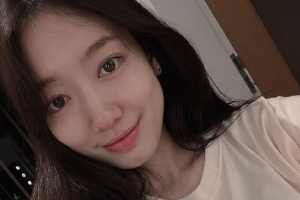 朴信惠婚礼在即晒自拍 准妈妈孕期素颜状态好