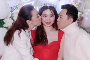 甄子丹女儿庆18岁生日 着红裙与家人合照温馨幸福