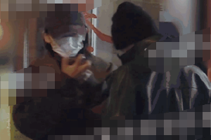 新恋情曝光？王栎鑫疑被拍与女子牵手压马路