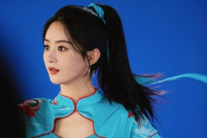 赵丽颖国风造型曝光 着浅蓝锦鲤印花旗袍又甜又飒