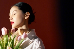 王子文节目花絮照释出 置身红黑光影中氛围感强