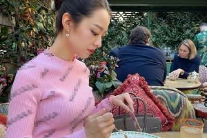 吉娜晒巴黎精致下午茶 穿紧身针织衫秀好身材