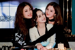 蔡卓妍晒合照为钟欣潼庆生 亲密送吻姐妹情深