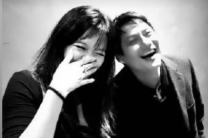 高圣远和年轻美女合影 两人对镜大笑互动亲密