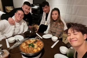 王嘉尔分享全家福庆新年与爸妈一起团圆