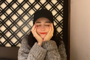 好想抓住假期的尾巴！迪丽热巴晒开工照托腮卖萌