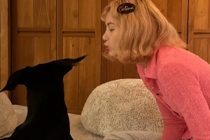 Lisa怀抱大狗嘟嘟嘴拍照 金色卷发造型露额头